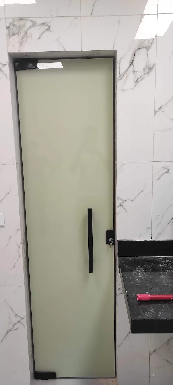 porta pivotante